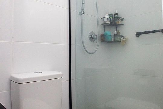 Banheiro da Suíte 1 de apartamento à venda com 2 quartos, 51m² em Santa Cecília, Porto Alegre
