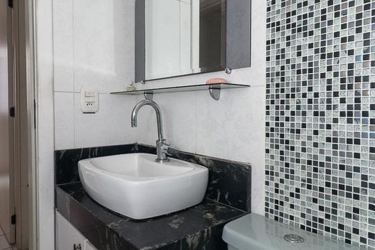 Banheiro de apartamento à venda com 2 quartos, 46m² em Sarandi, Porto Alegre