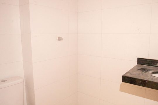 Banheiro Social de apartamento à venda com 2 quartos, 51m² em Vila Baruel, São Paulo
