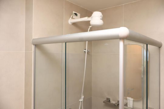 Banheiro Social de kitnet/studio para alugar com 1 quarto, 30m² em Itapuã, Salvador