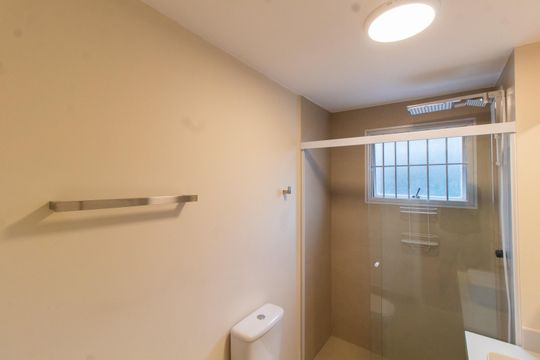 Banheiro de apartamento à venda com 2 quartos, 67m² em Cambuí, Campinas