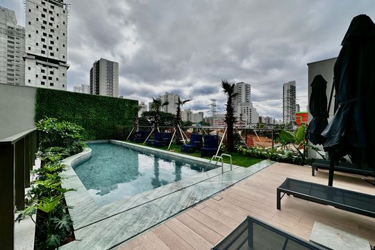 Piscina de apartamento à venda com 1 quarto, 32m² em Campo Belo, São Paulo