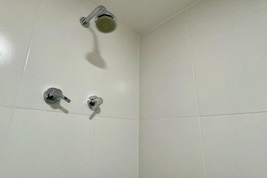 Banheiro social de kitnet/studio à venda com 1 quarto, 23m² em Perdizes, São Paulo