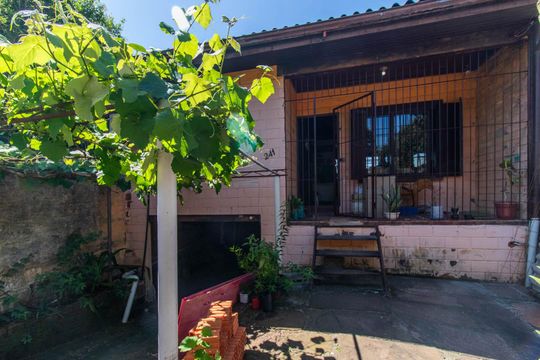Quintal de casa à venda com 2 quartos, 120m² em Partenon, Porto Alegre