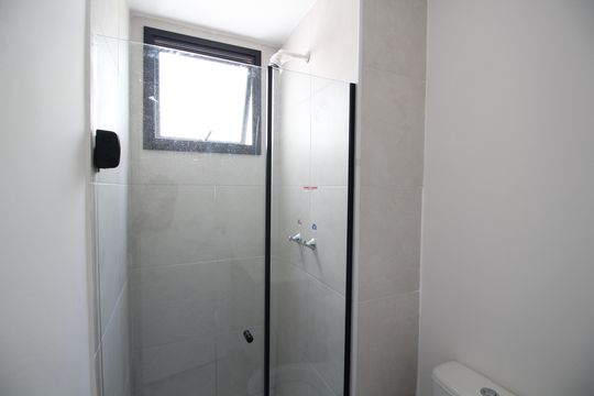 Banheiro Social de apartamento para alugar com 2 quartos, 45m² em Barra Olímpica, Rio de Janeiro