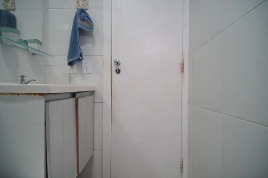 Banheiro de apartamento à venda com 3 quartos, 51m² em Santos Dumont, São Leopoldo