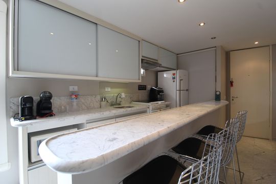 Cozinha de apartamento à venda com 1 quarto, 80m² em Vila Nova Conceição, São Paulo