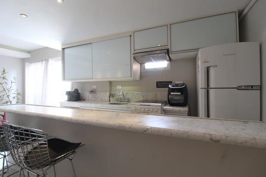 Cozinha de apartamento à venda com 1 quarto, 80m² em Vila Nova Conceição, São Paulo