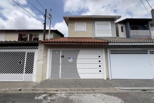Fachada de casa à venda com 3 quartos, 125m² em Jardim Terezopolis, Guarulhos