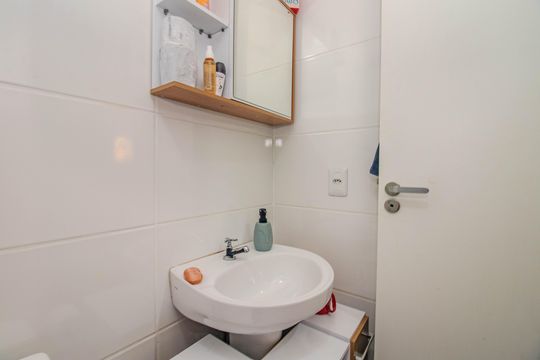 Banheiro de apartamento à venda com 2 quartos, 44m² em Morro Santana, Porto Alegre
