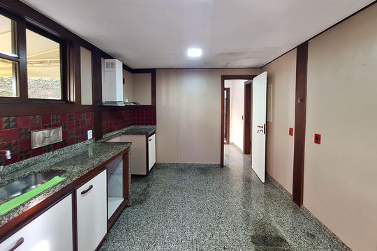 Cozinha de casa de condomínio à venda com 3 quartos, 326m² em Matapaca, Niterói