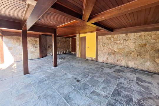 Garagem de casa de condomínio à venda com 3 quartos, 326m² em Matapaca, Niterói
