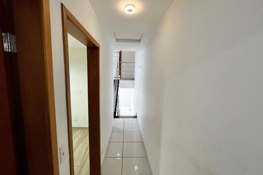 Corredor de casa à venda com 3 quartos, 104m² em Jardim Rossin, São Paulo