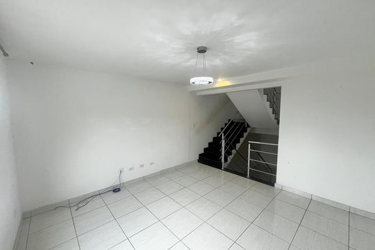 Casa à venda com 3 quartos, 104m² em Jardim Rossin, São Paulo