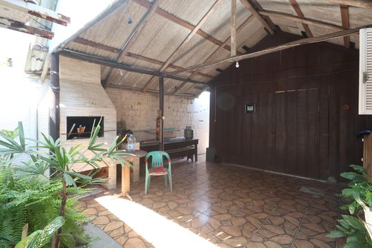 Área externa de casa à venda com 6 quartos, 115m² em São Luís, Canoas