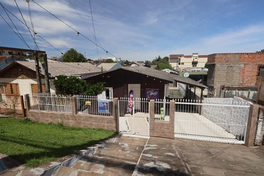 Fachada de casa à venda com 6 quartos, 115m² em São Luís, Canoas