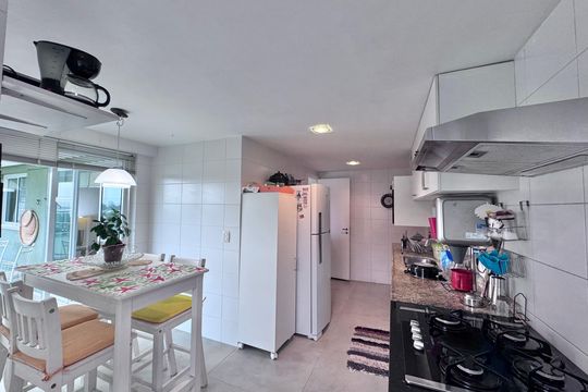 Cozinha  de apartamento à venda com 1 quarto, 79m² em Barra da Tijuca, Rio de Janeiro