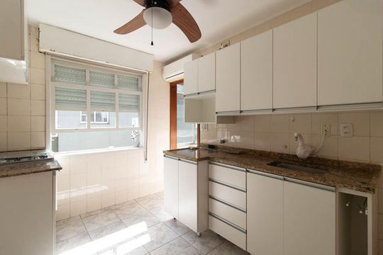 Cozinha de apartamento à venda com 4 quartos, 93m² em Menino Deus, Porto Alegre