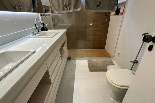 Banheiro da Suíte 3 de casa de condomínio para alugar com 5 quartos, 360m² em Barra da Tijuca, Rio de Janeiro