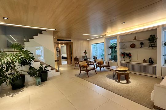Sala de casa de condomínio para alugar com 5 quartos, 360m² em Barra da Tijuca, Rio de Janeiro