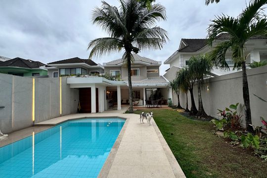 Fachada de casa de condomínio para alugar com 5 quartos, 360m² em Barra da Tijuca, Rio de Janeiro