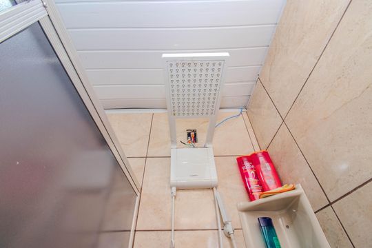 Banheiro de casa à venda com 2 quartos, 65m² em Santa Rosa de Lima, Porto Alegre