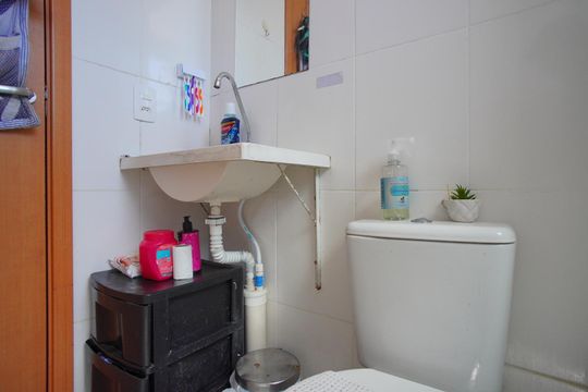 Banheiro Social de apartamento à venda com 2 quartos, 48m² em Morro Santana, Porto Alegre