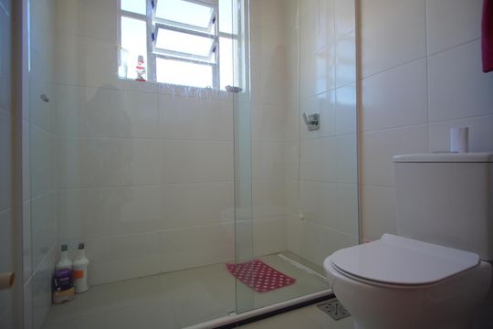 Banheiro  de apartamento à venda com 1 quarto, 47m² em Passo D’areia, Porto Alegre