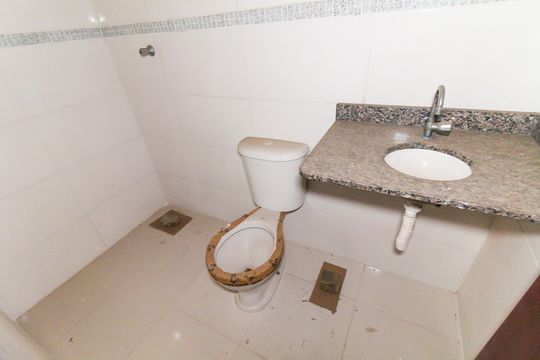 Banheiro da Suíte 1 de casa de condomínio para alugar com 2 quartos, 250m² em Jardim Itapemirim, São Paulo