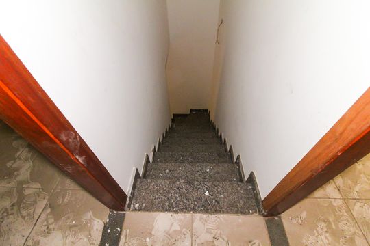 Escada de casa de condomínio para alugar com 2 quartos, 250m² em Jardim Itapemirim, São Paulo