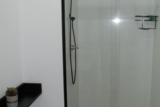 Banheiro Social de kitnet/studio para alugar com 1 quarto, 25m² em Santa Ifigênia, São Paulo