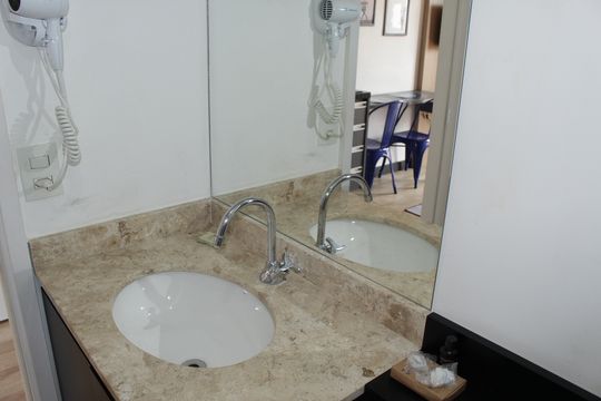 Banheiro Social de kitnet/studio para alugar com 1 quarto, 25m² em Santa Ifigênia, São Paulo