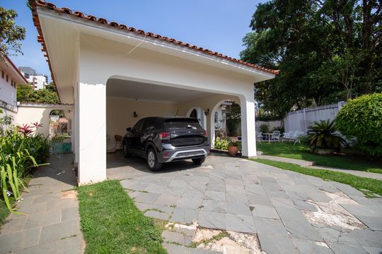 Garagem de casa à venda com 4 quartos, 698m² em Caxingui, São Paulo