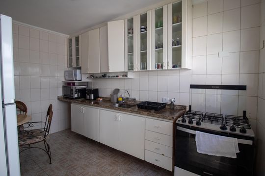 Cozinha de casa à venda com 4 quartos, 698m² em Caxingui, São Paulo