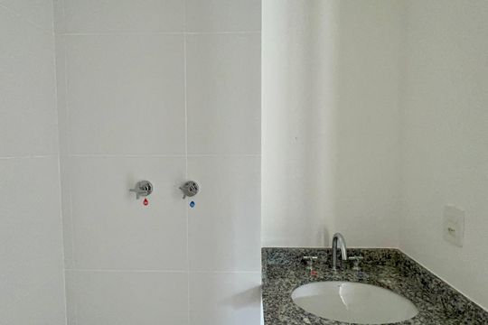 Banheiro de kitnet/studio à venda com 1 quarto, 21m² em Jardim Paulista, São Paulo