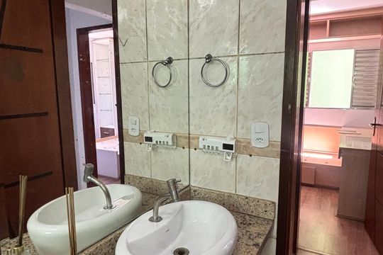 Banheiro de apartamento à venda com 2 quartos, 53m² em Vila Clarice, Santo André