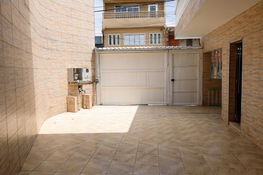 Garagem de casa para alugar com 3 quartos, 170m² em Bandeiras, Osasco