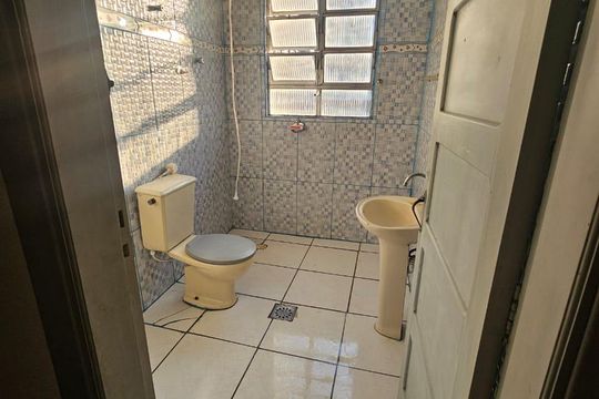 Banheiro de apartamento para alugar com 1 quarto, 55m² em Guilhermina, Praia Grande