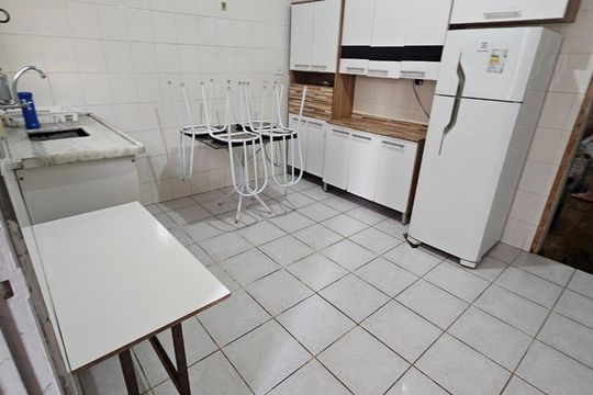 Cozinha de apartamento para alugar com 1 quarto, 55m² em Guilhermina, Praia Grande