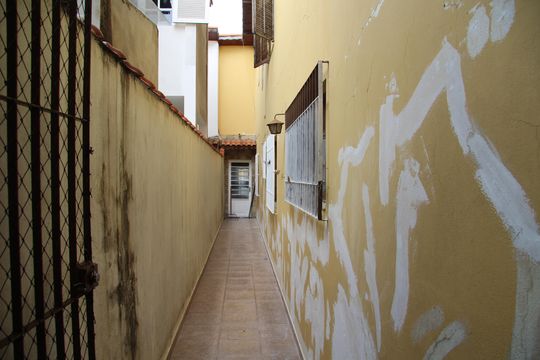 Corredor acesso a garagem de casa para alugar com 3 quartos, 220m² em Jardim Santa Clara, Guarulhos