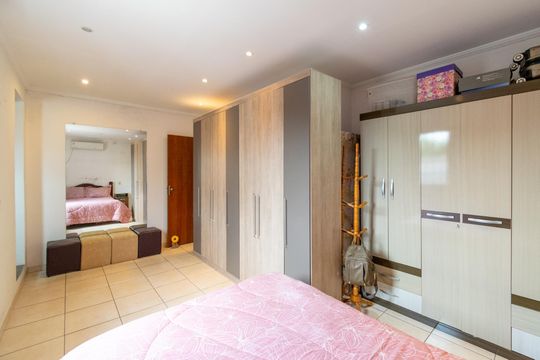 Suíte  de casa à venda com 2 quartos, 130m² em Jardim Oriental, São Paulo