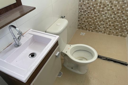 Banheiro de apartamento para alugar com 1 quarto, 135m² em Vila Santa Cruz, Duque de Caxias