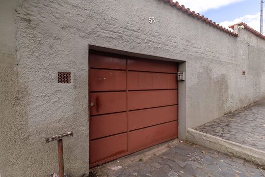 Fachada de casa à venda com 3 quartos, 360m² em Universitário, Belo Horizonte
