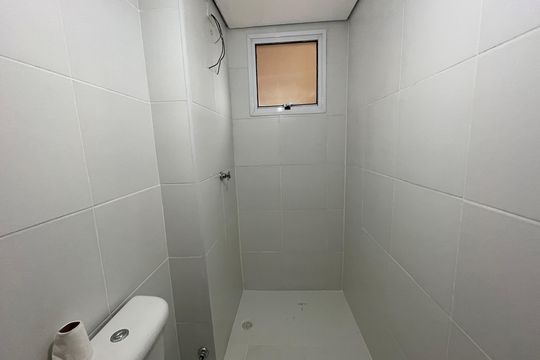 Banheiro da Suíte 1 de apartamento para alugar com 2 quartos, 56m² em Granja Viana, Cotia