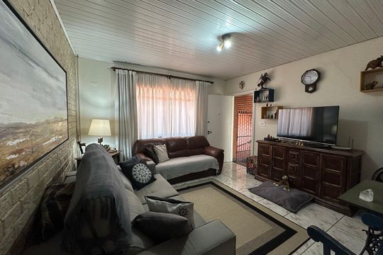 Casa à venda com 3 quartos, 240m² em Vila Ipojuca, São Paulo