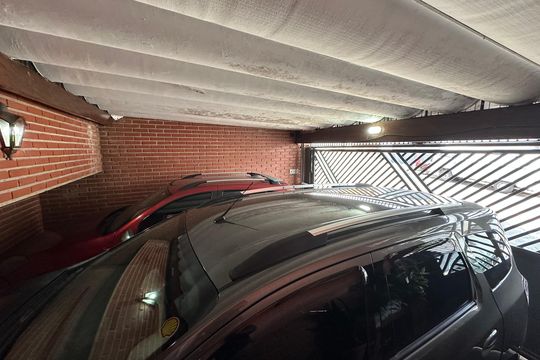 Garagem de casa à venda com 3 quartos, 240m² em Vila Ipojuca, São Paulo