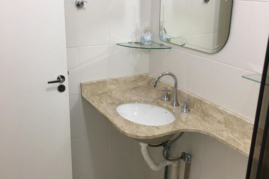Banheiro de apartamento para alugar com 2 quartos, 72m² em Jardim Carvalho, Porto Alegre