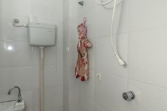 Banheiro de serviço de apartamento à venda com 2 quartos, 75m² em Petrópolis, Porto Alegre