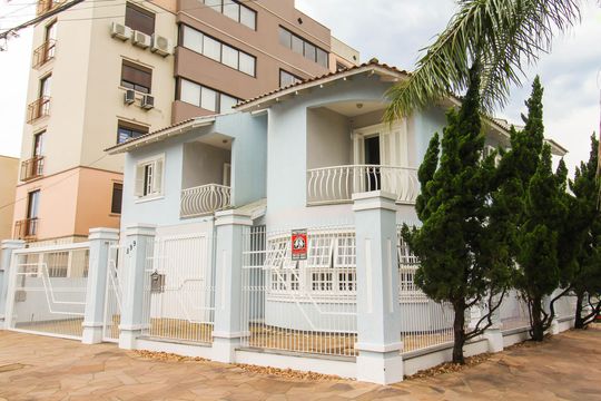 Fachada de casa à venda com 3 quartos, 170m² em Centro, Canoas