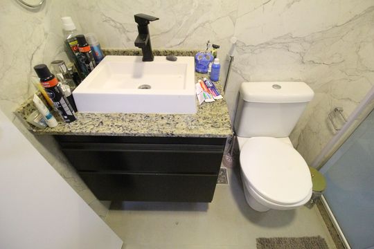 Banheiro social de apartamento à venda com 2 quartos, 78m² em Barra Olímpica, Rio de Janeiro